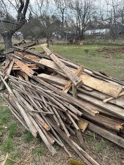 Desky a trámky s hřebíky