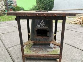 Starý vařič, lihovy, benzínový, a pod.