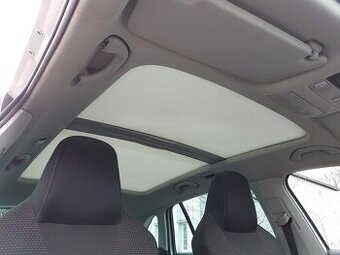 Stropnice a roletky pro panorama střechu, Škoda Rapid