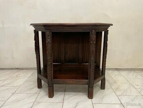 Starožitný konzolový stolek v neogotickém stylu