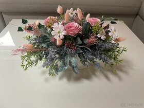 Květinová dekorace z umělých květin