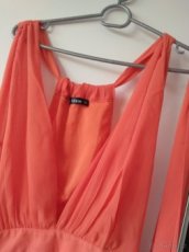 Příjemné nové oranžové šaty pro letní den i večer
