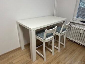 Moderní jídelní stůl + 2 židle – stabilní a zachovalé