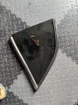 Dodge Challenger ľavé zadné sklo
