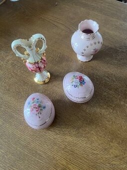 Sada dekorativních růžových porcelánových mini váziček a dóz