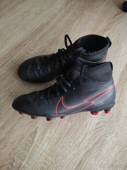 Prodám dětské kopačky Nike Mercurial na trávu v. 33