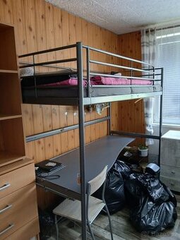 Postel se stolem