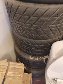 Prodám závodní pneu Hoosier R17