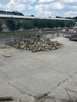 Kámen na skalku.