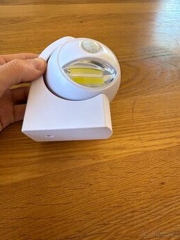 LED světlo na pohybové čidlo a baterky