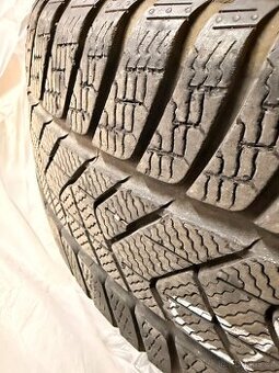 Zimní pneu 235/40 R19 pirelli a Bridgestone