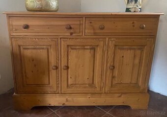 Dřevěná komoda