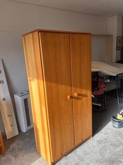 PRODÁM SKŘIŇ A  SKŘÍŇKA  REGAL Z POLICEMA MASIVNÍ BOROVI