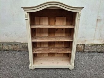 Hezká starožitná knihovna po renovaci