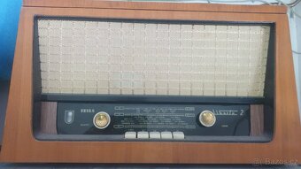 Prodám staré rádio s gramofónem.