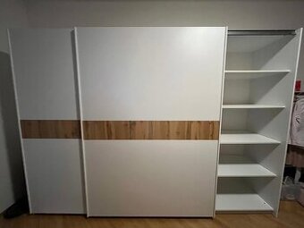 Velká šatní skřín s posuvnými dveřmi