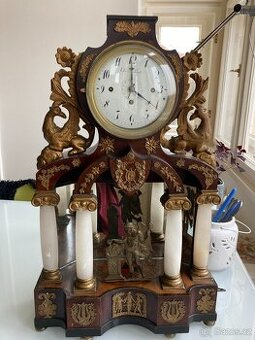 EMPIROVE HODINY S HRACIM STROJEM