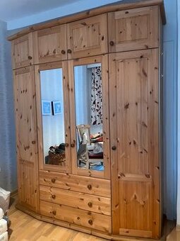 Šatní skříň - masivní dřevo, pěkný stav