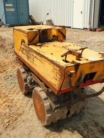 Příkopový vibrační válec