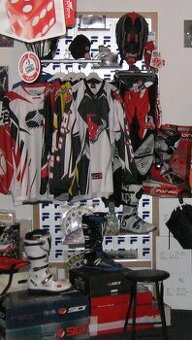 FILA VYBAVENI PRODEJNY /NÁSTĚNNÝ AL STOJAN XL