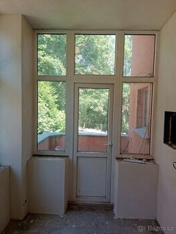 vere s kny na balkon