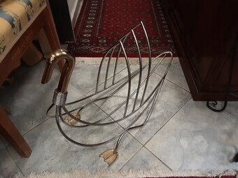 Designový stojan na časopisy