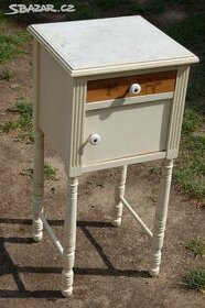 Secesní noční stolek s mramorovou deskou