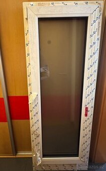 Plastové prosklené okno s bezpečnostním sklem