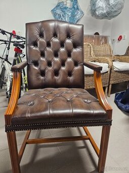 Kožené klubové křeslo s knoflíkovým prošíváním