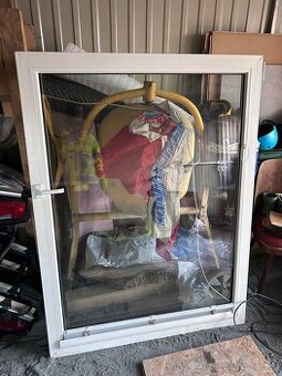 Plastové okno s rámem a zaluzii