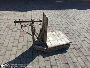 Stara dobová zahrádka a váha dřevěná