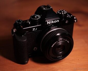 NIKON Z f + 40 mm SE černý