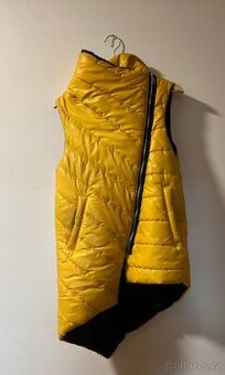 Krásná zimní vesta se zajímavým