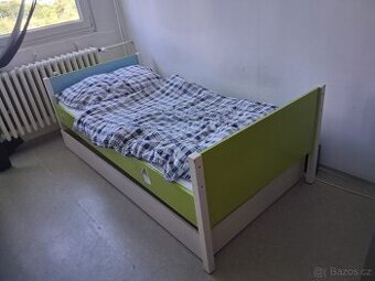 Dřevěná postel s odkládacím prostorem