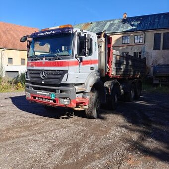 Mercedes Benz AXOR 8x4 třístranný sklápěč.