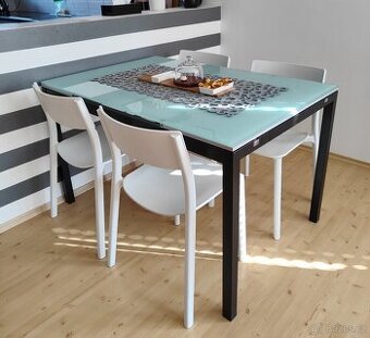 Jídelní stůl CALLIGARIS + 4 židle IKEA