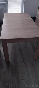 Jídelní stůl