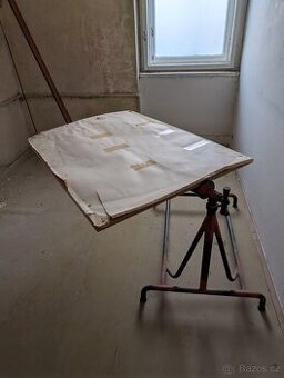 Kreslící prkno s kovovou konstrukcí