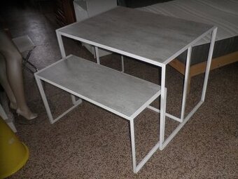 Stůl s kombinací malých stolků