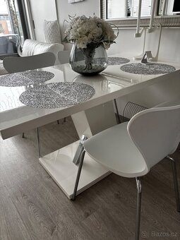 Dvě křesla + jídelní stůl,4židle