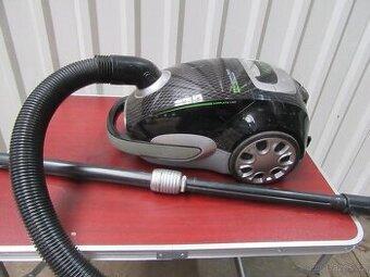 Nabízím sáčkový vysavač Sencor. PLně funkční. Na 3 fotografi