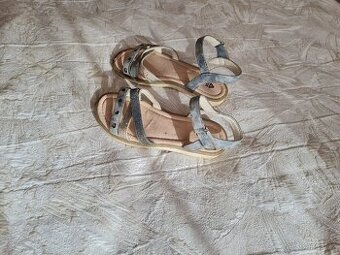 Sandále 28