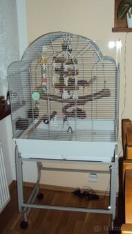 Klec pro střední papoušky .