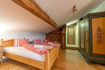 Starožitná skříň malovaná