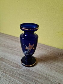 Váza z modrého skla