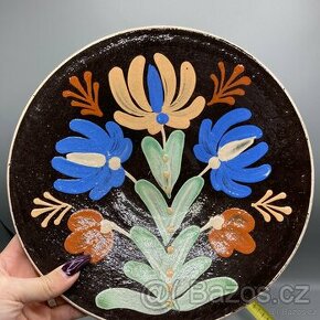 Tanier z pozdišovskej keramiky s kvetmi