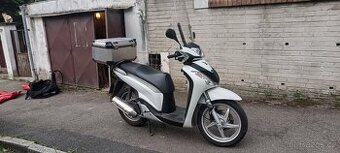 Skůtr Honda SH 125i - Nová bateriea doplňky za 11K