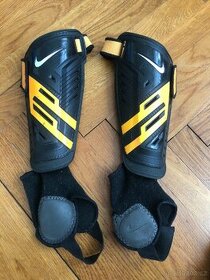 Chrániče holení Nike vel. M - 1