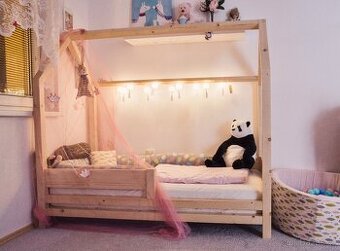 Domečková postel z masivu pro děti