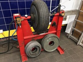 Zkoušečka pneumatik-testr.